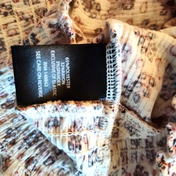 Torrid Blouse Size 2 Long Sleeve Cream Floral Flowy Keyhole Neckline Bohemian - Picture 6 of 12